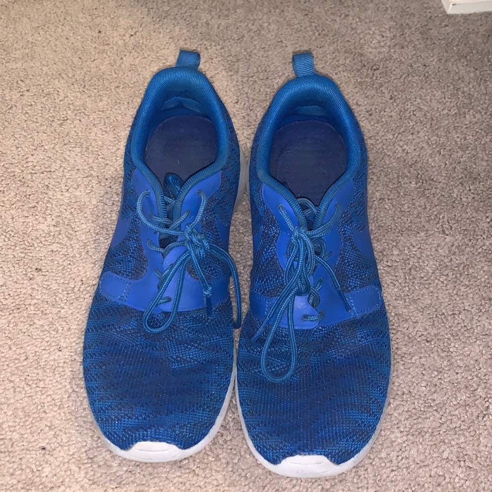 Blue Nike tennis shoes